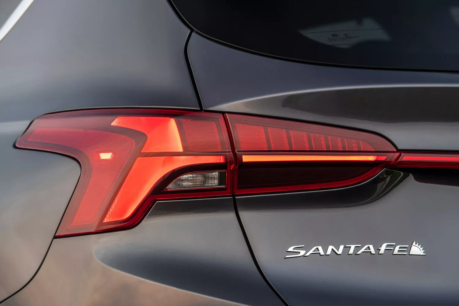 Фото задних фонорей Hyundai Santa Fe  IV Рестайлинг 2020 -  2024 
                                            