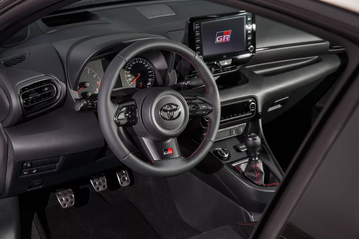 Фото салона спереди Toyota Yaris GR IV 2020 -  2024 
                                            