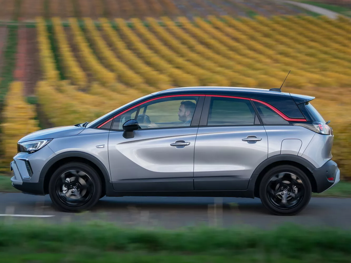 Фото сбоку Opel Crossland X  I Рестайлинг 2020 -  2024 
                                            
