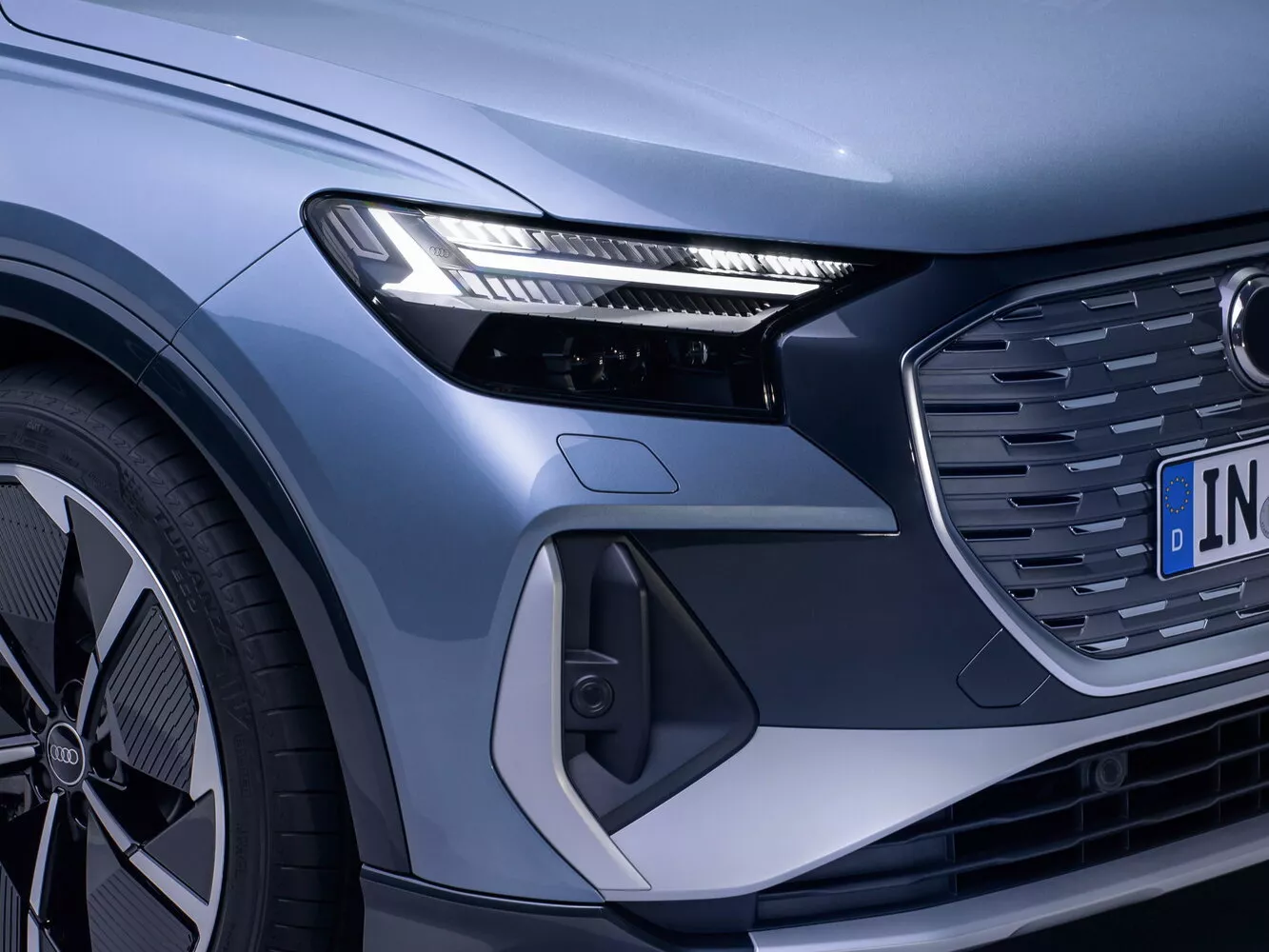 Фото передних фар Audi Q4 e-tron   2021 -  2024 
                                            