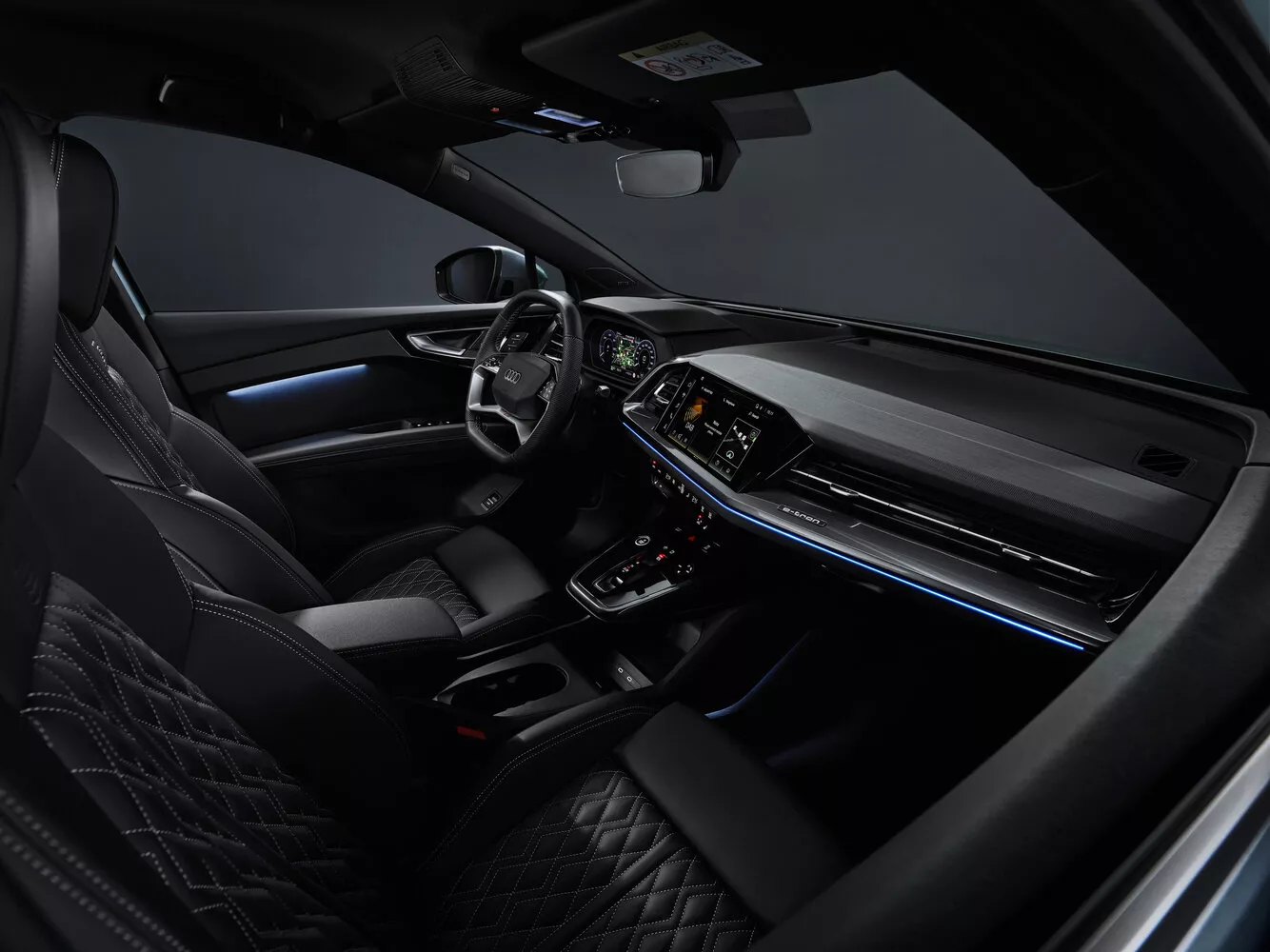 Фото салона спереди Audi Q4 e-tron   2021 -  2024 
                                            