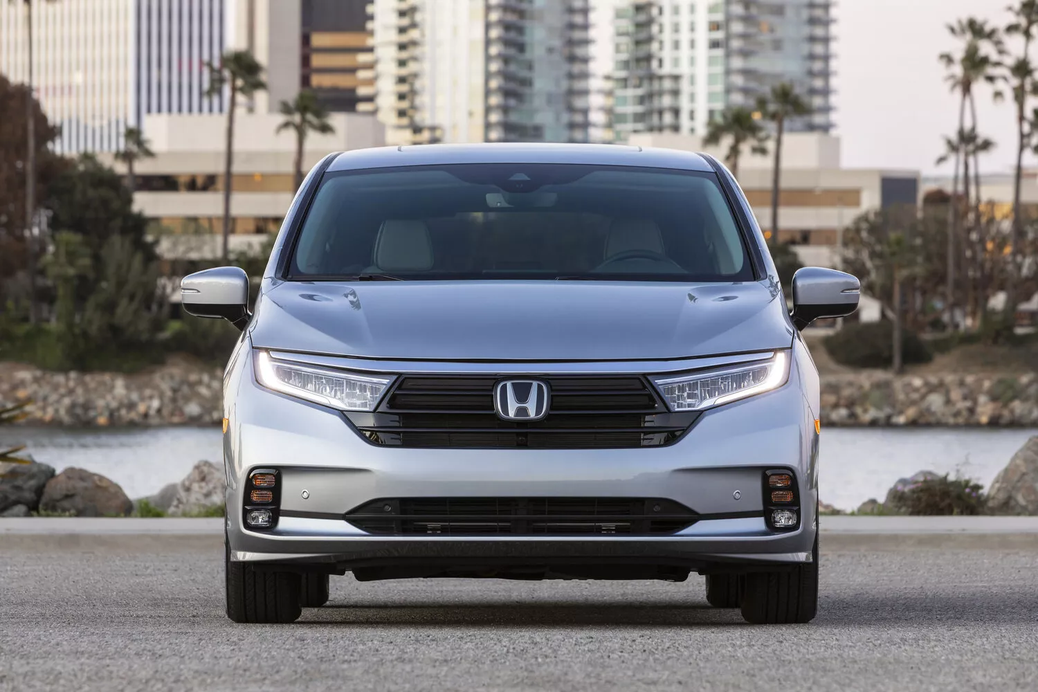 Фото спереди Honda Odyssey (North America)  V Рестайлинг 2020 -  2024 
                                            
