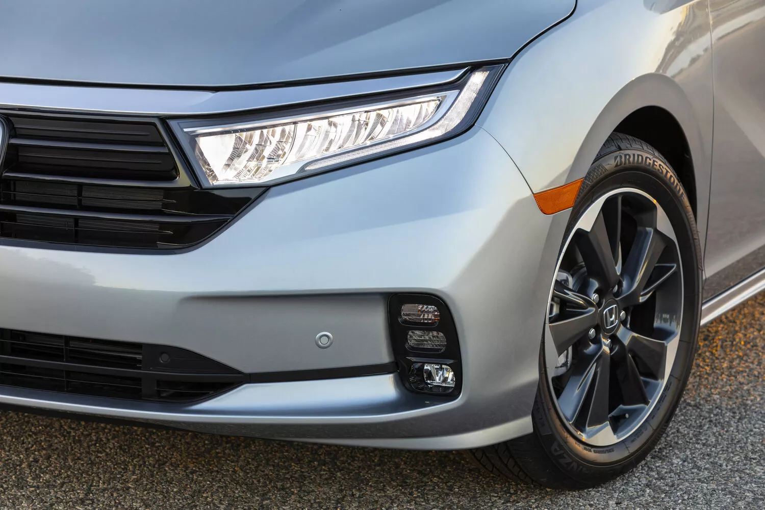 Фото передних фар Honda Odyssey (North America)  V Рестайлинг 2020 -  2024 
                                            