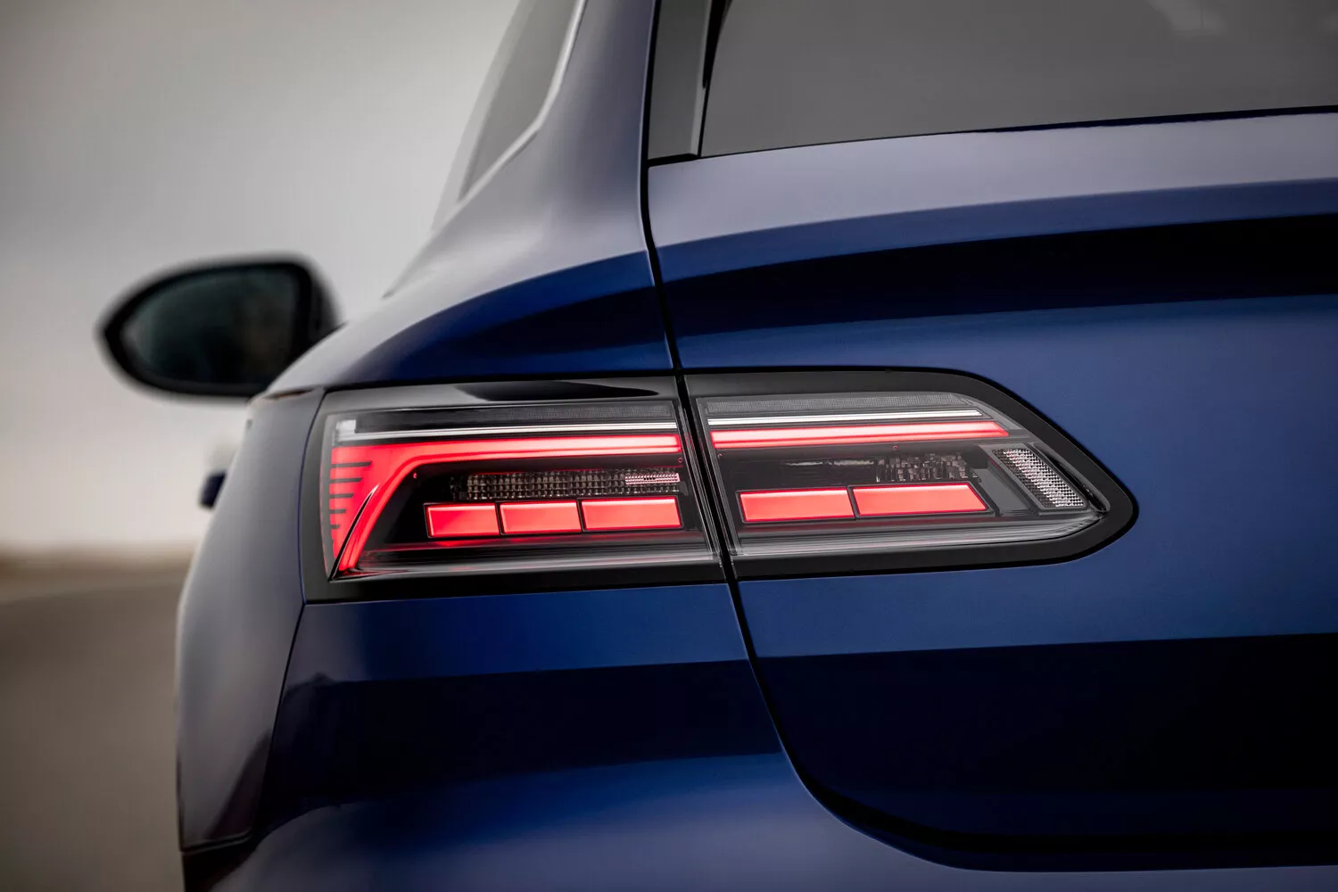 Фото задних фонорей Volkswagen Arteon R Shooting Brake  2020 -  2024 
                                            