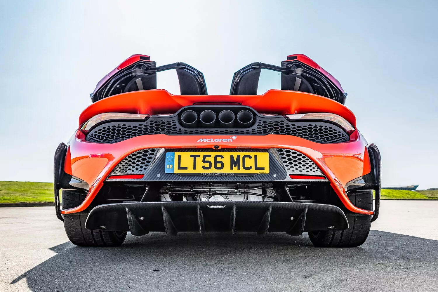 Фото сзади McLaren 765LT   2020 -  2024 
                                            