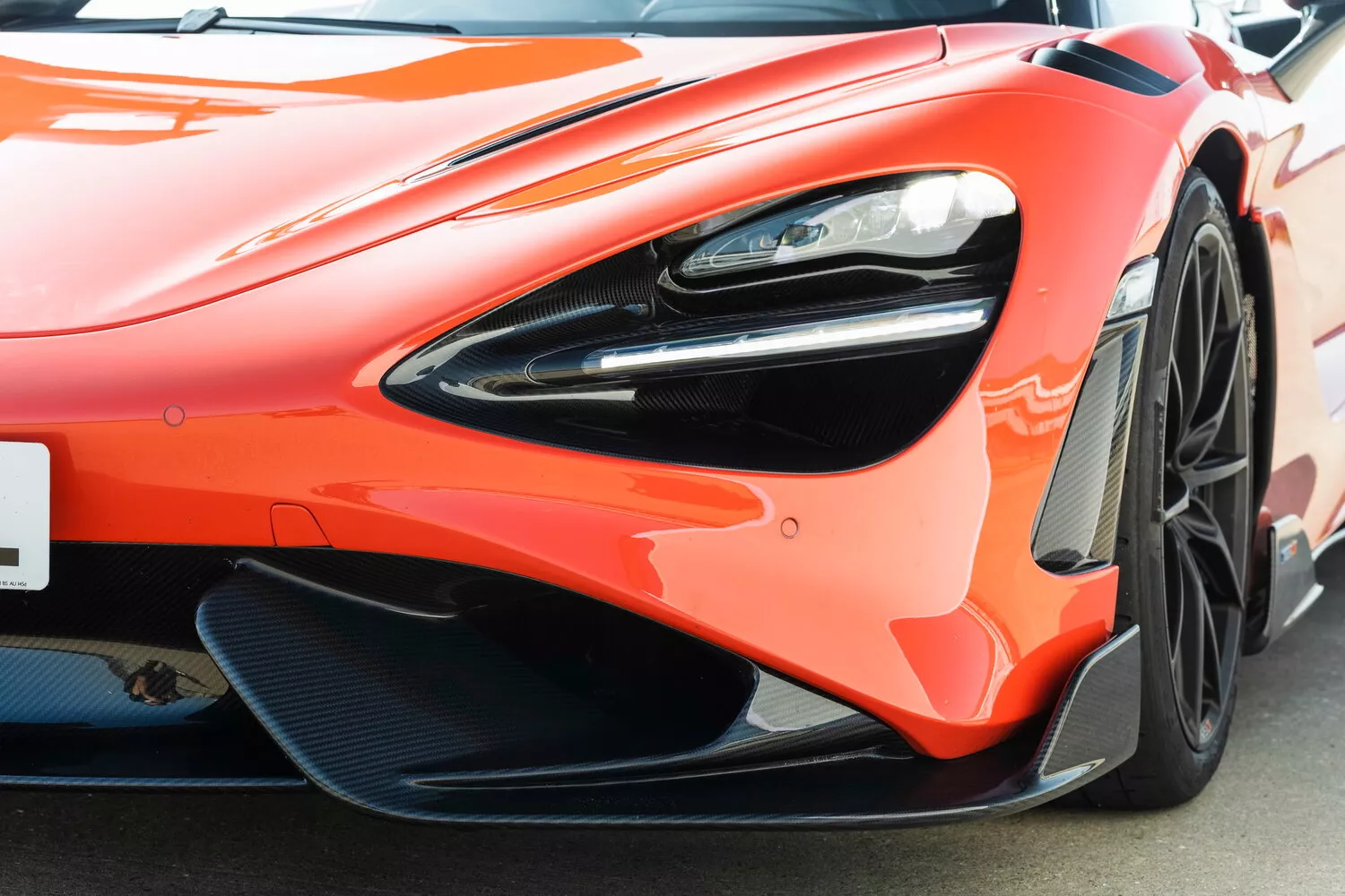Фото передних фар McLaren 765LT   2020 -  2024 
                                            