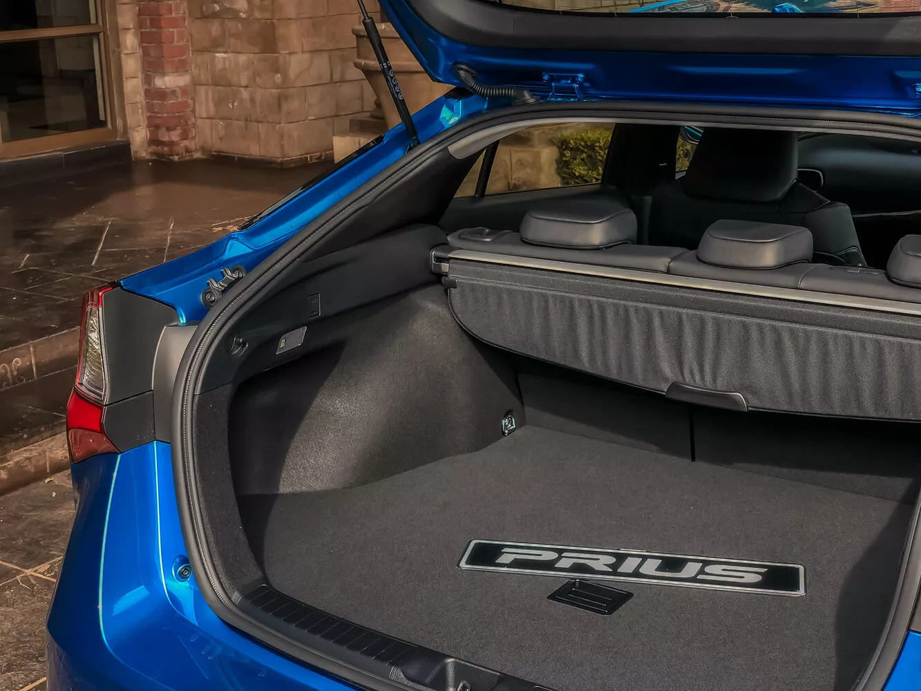 Фото багажника Toyota Prius  IV Рестайлинг (XW50) 2018 -  2024 
                                            