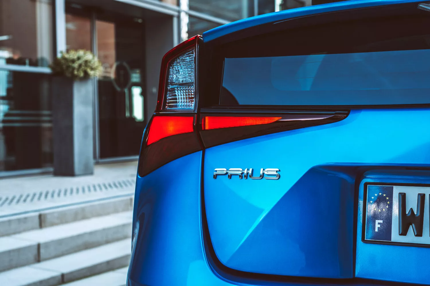 Фото задних фонорей Toyota Prius  IV Рестайлинг (XW50) 2018 -  2024 
                                            