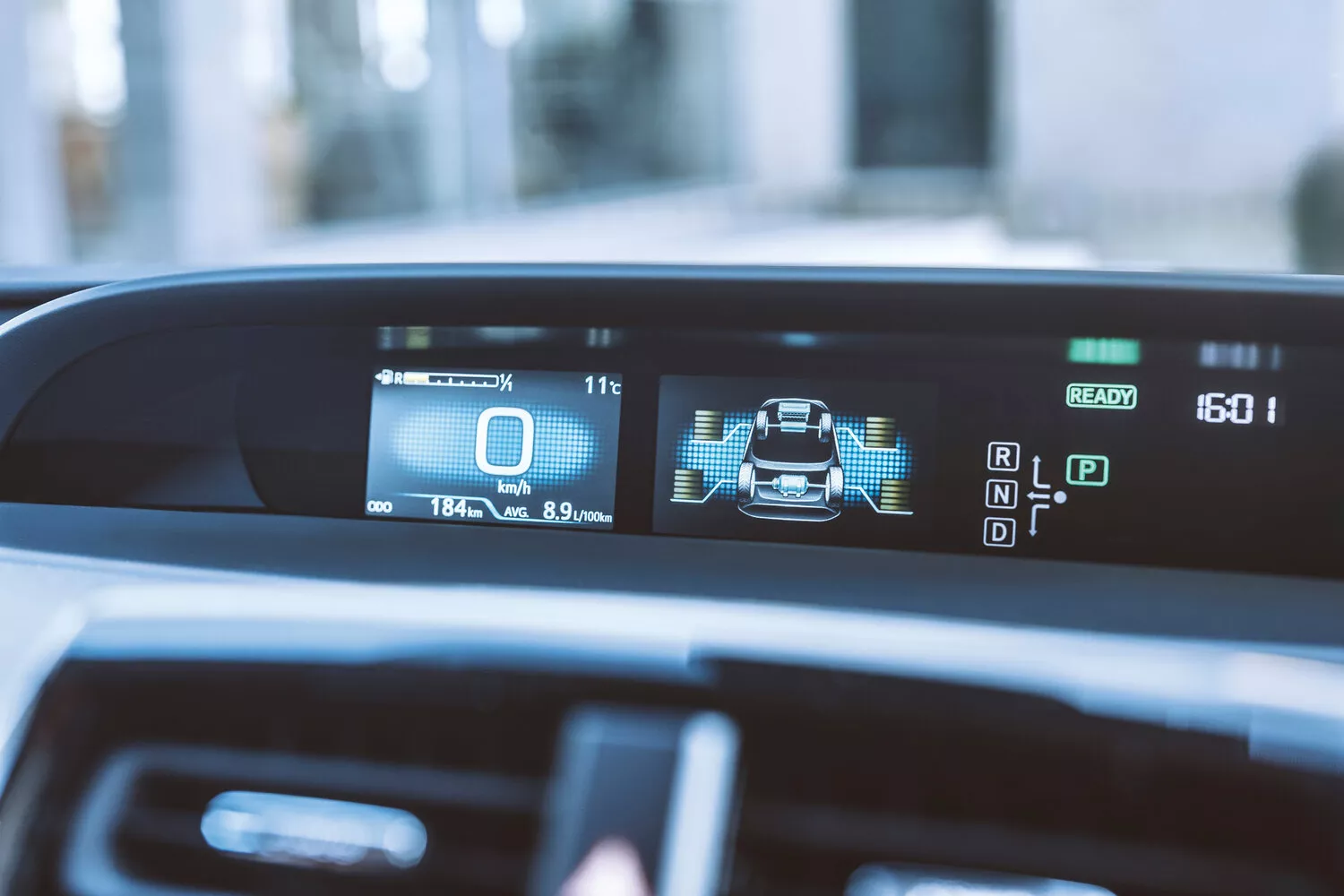 Фото приборной панели Toyota Prius  IV Рестайлинг (XW50) 2018 -  2024 
                                            