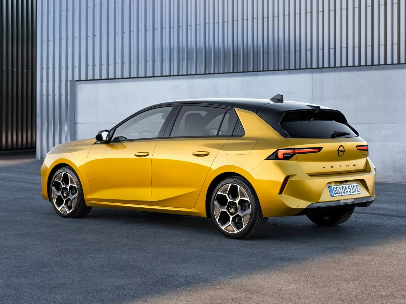 Фото с разворота сзади Opel Astra  L 2021 -  2024 
                                            