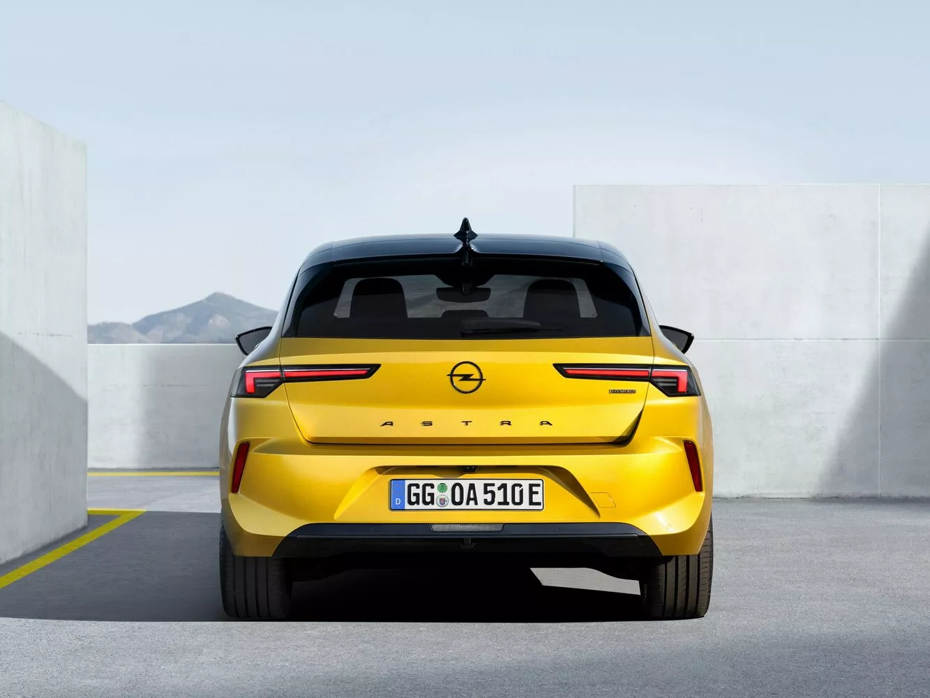 Фото сзади Opel Astra  L 2021 -  2024 
                                            