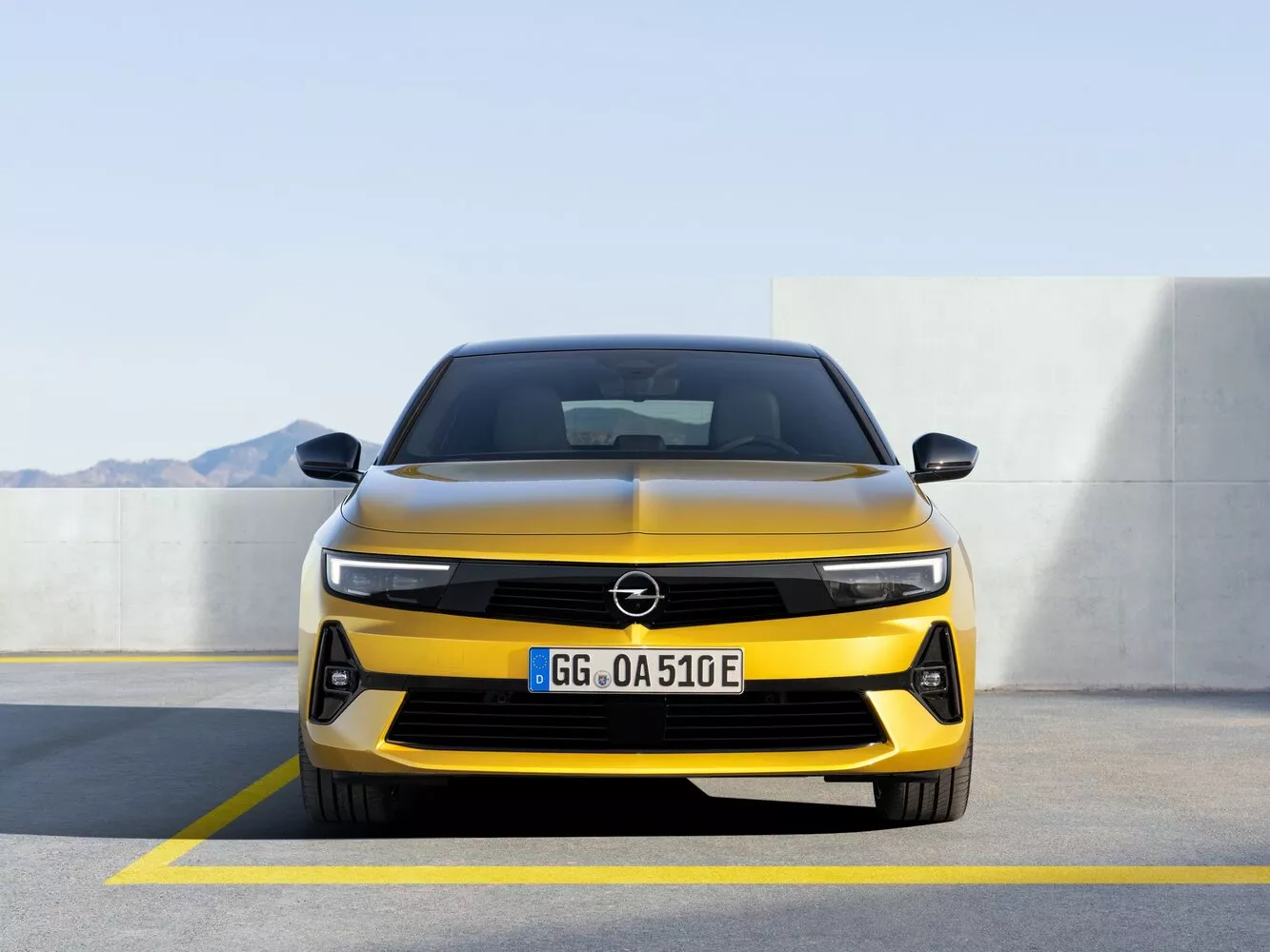 Фото спереди Opel Astra  L 2021 -  2024 
                                            