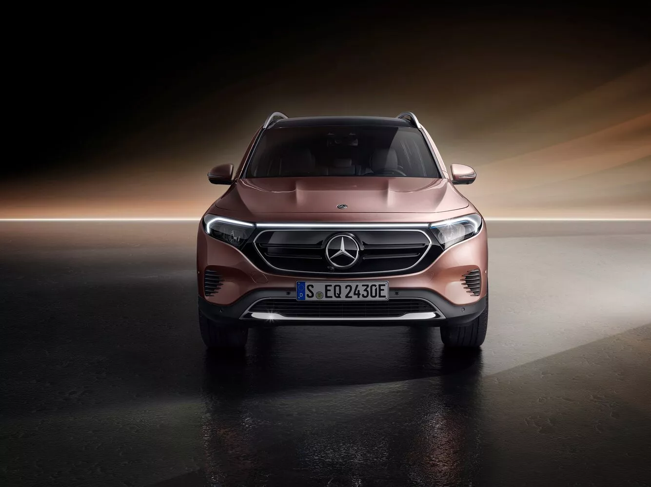 Фото спереди Mercedes-Benz EQB   2021 -  2024 
                                            
