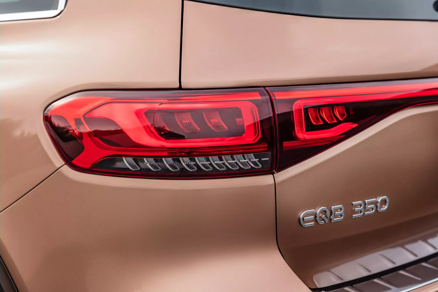 Фото задних фонорей Mercedes-Benz EQB   2021 -  2024 
                                            
