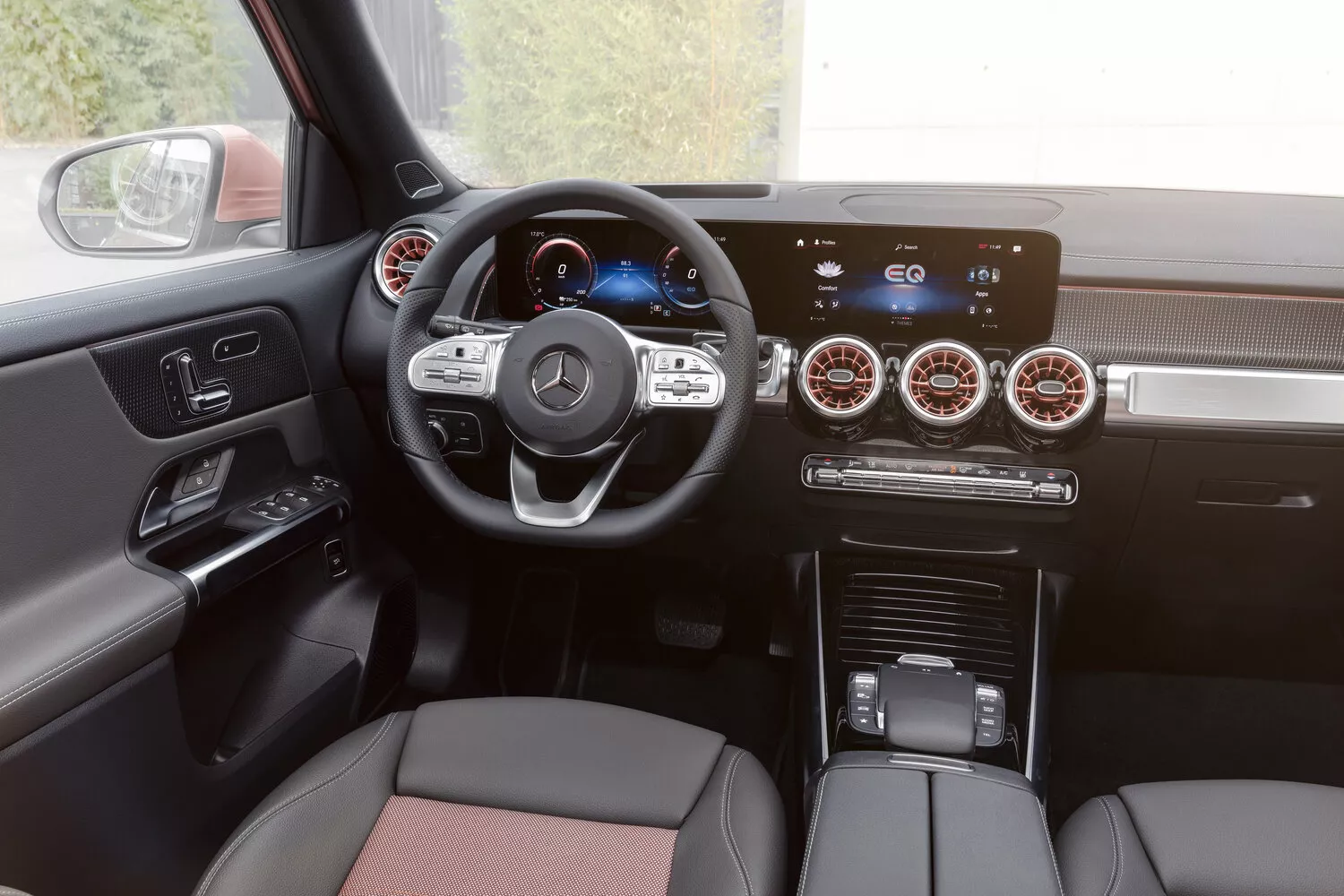 Фото салона спереди Mercedes-Benz EQB   2021 -  2024 
                                            