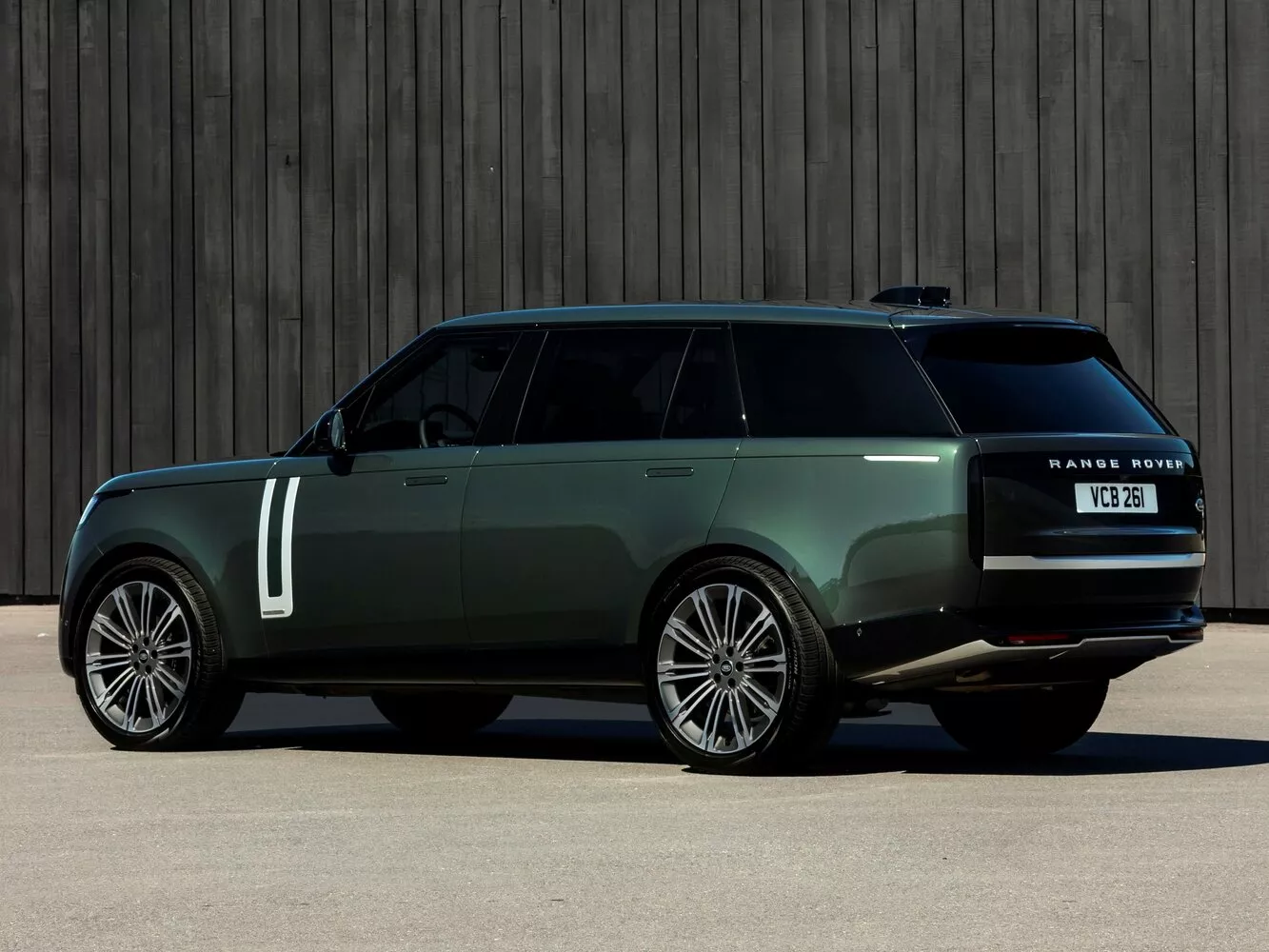 Фото с разворота сзади Land Rover Range Rover Long V 2021 -  2024 
                                            