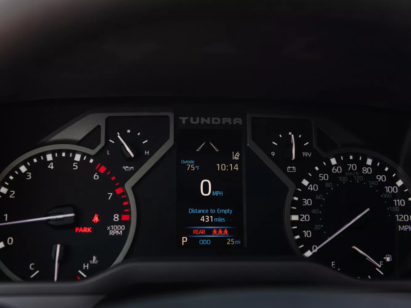 Фото приборной панели Toyota Tundra Double Cab III 2021 -  2024 
                                            