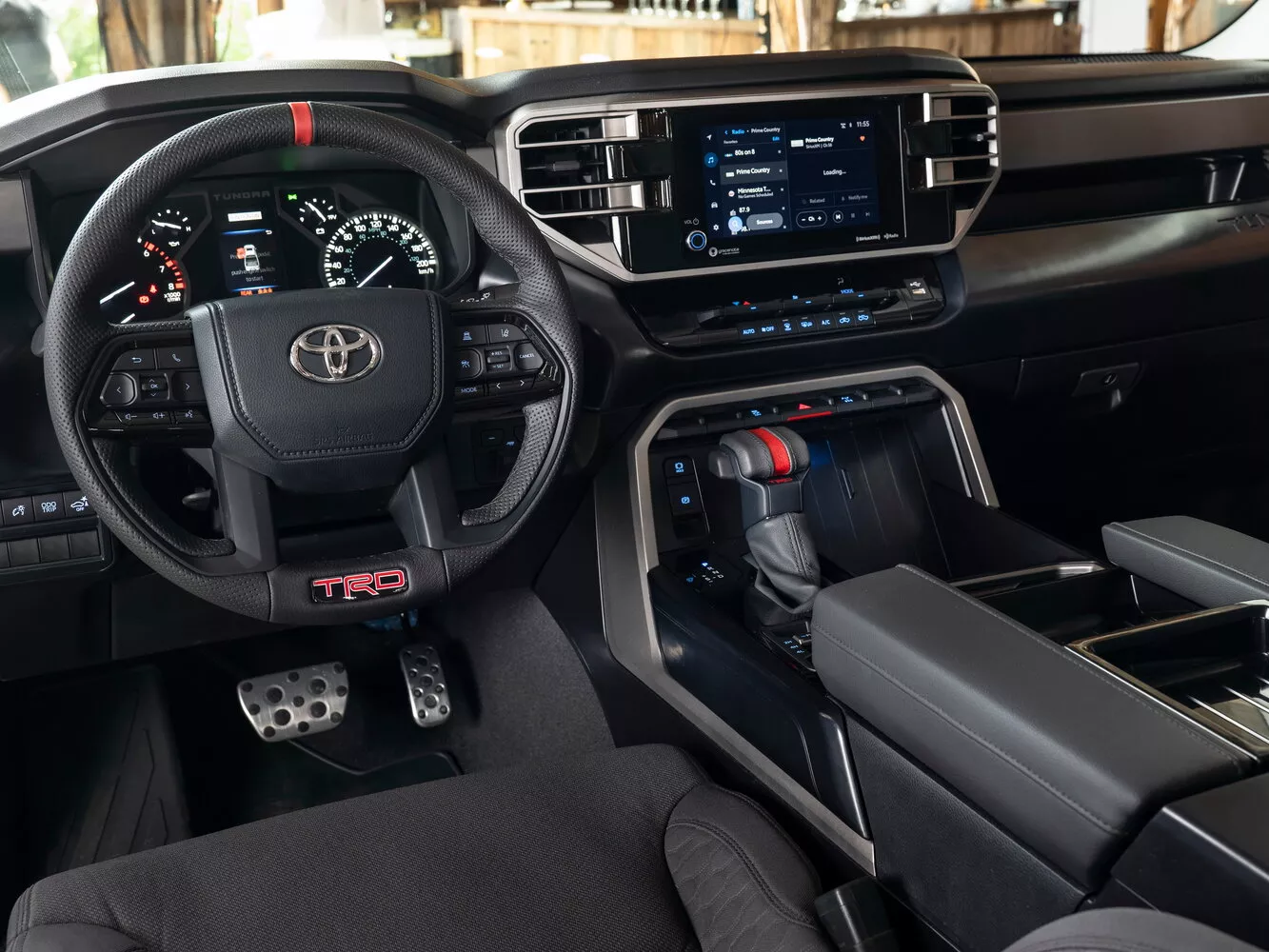 Фото салона спереди Toyota Tundra Double Cab III 2021 -  2024 
                                            