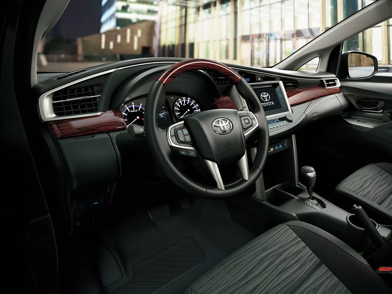 Фото салона спереди Toyota Innova  II 2015 -  2024 
                                            