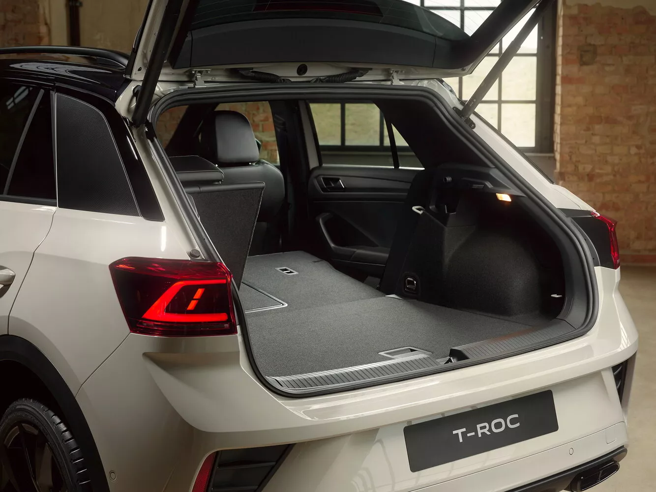 Фото багажника Volkswagen T-Roc  I Рестайлинг 2021 -  2024 
                                            