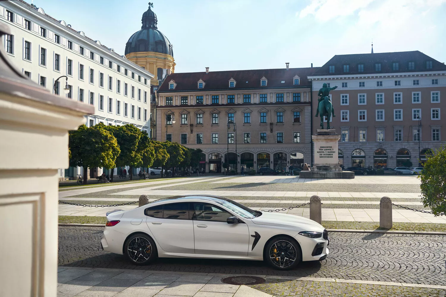 Фото сбоку BMW M8 Gran Coupe I (F91/F92/F93) Рестайлинг 2022 -  2024 
                                            