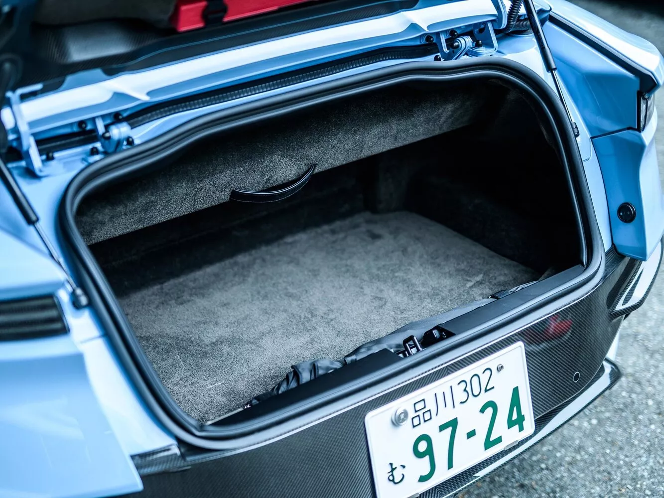 Фото багажника Aston Martin DBS  III 2018 -  2024 
                                            