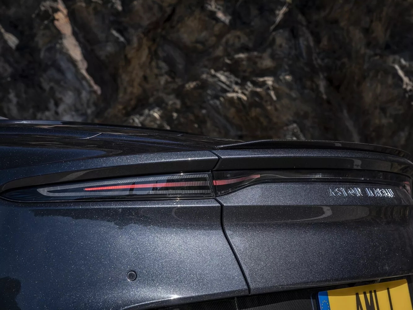 Фото задних фонорей Aston Martin DBS  III 2018 -  2024 
                                            