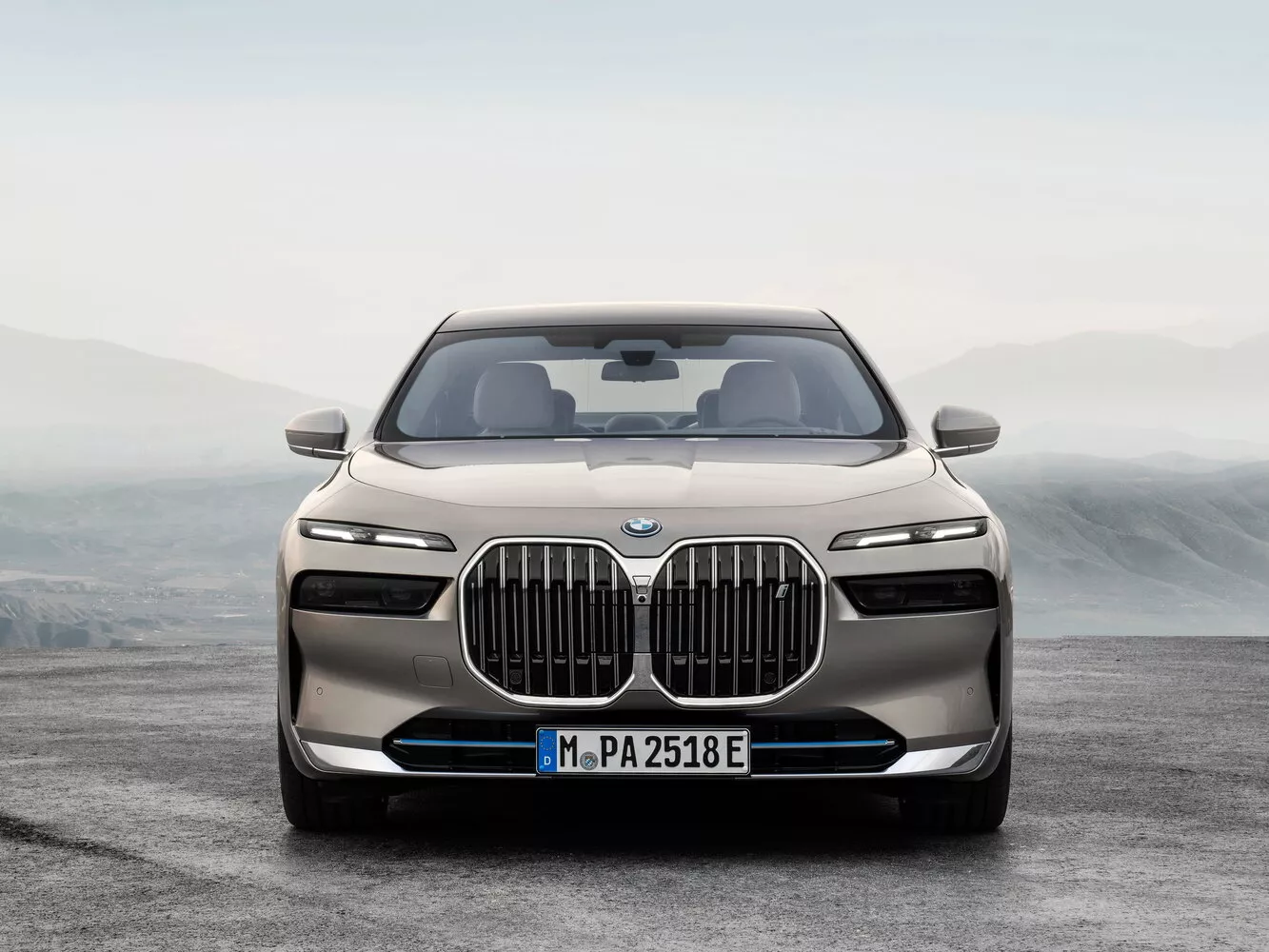 Фото спереди BMW i7   2022 -  2024 
                                            