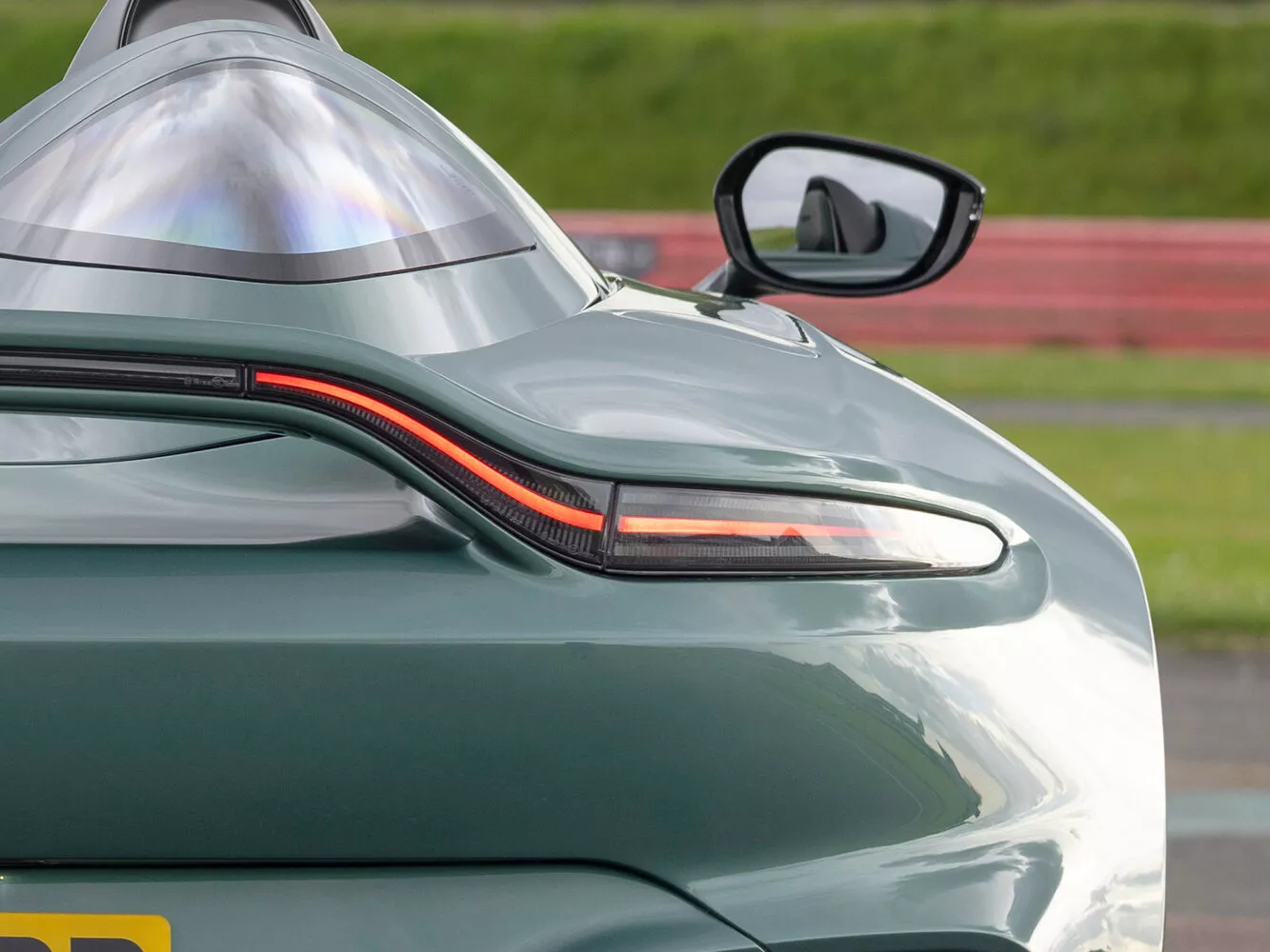 Фото задних фонорей Aston Martin V12 Vantage Speedster II 2020 -  2024 
                                            