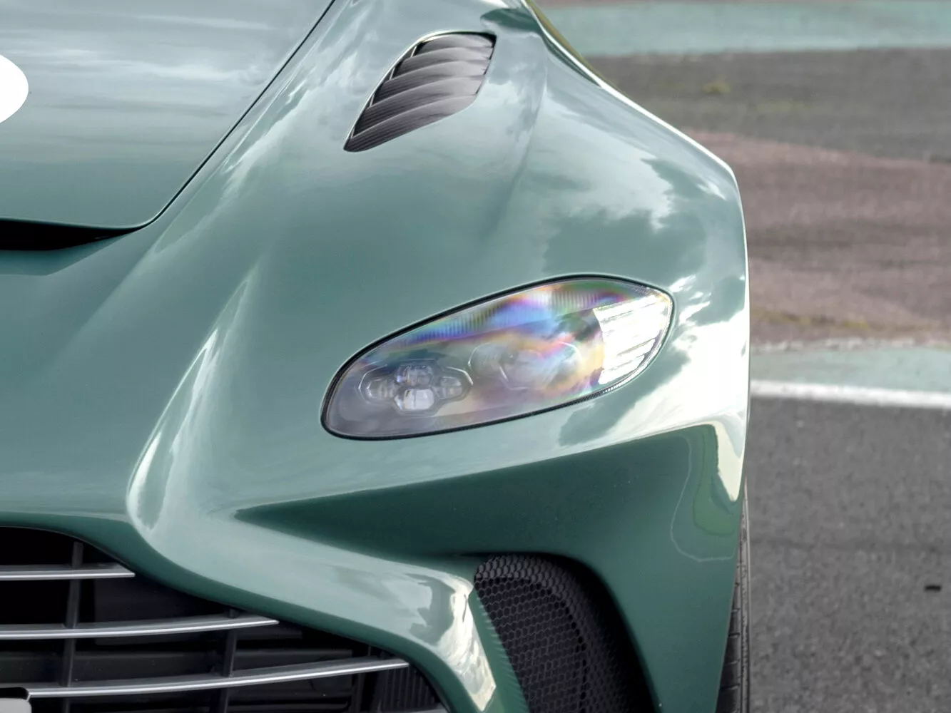 Фото передних фар Aston Martin V12 Vantage Speedster II 2020 -  2024 
                                            