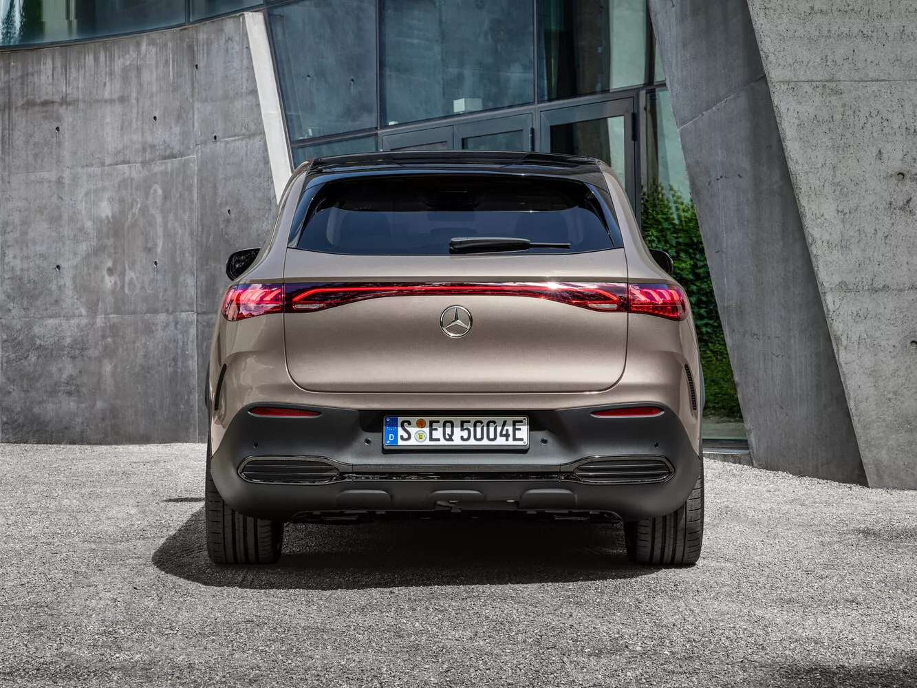 Фото сзади Mercedes-Benz EQE SUV   2022 -  2024 
                                            