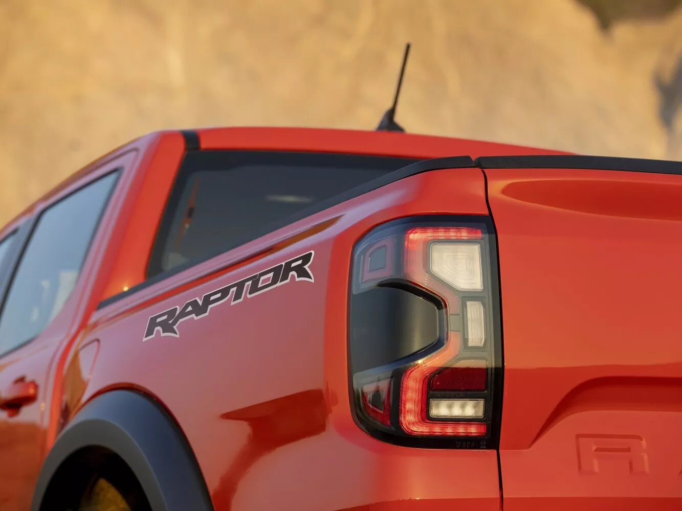 Фото задних фонорей Ford Ranger Raptor T6.2 2022 -  2024 
                                            