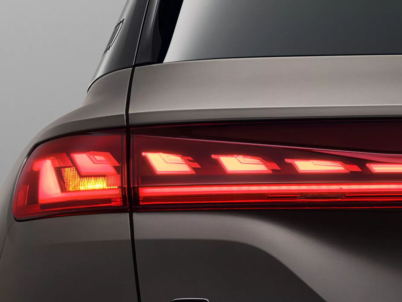 Фото задних фонорей Audi Q6   2022 -  2024 
                                            