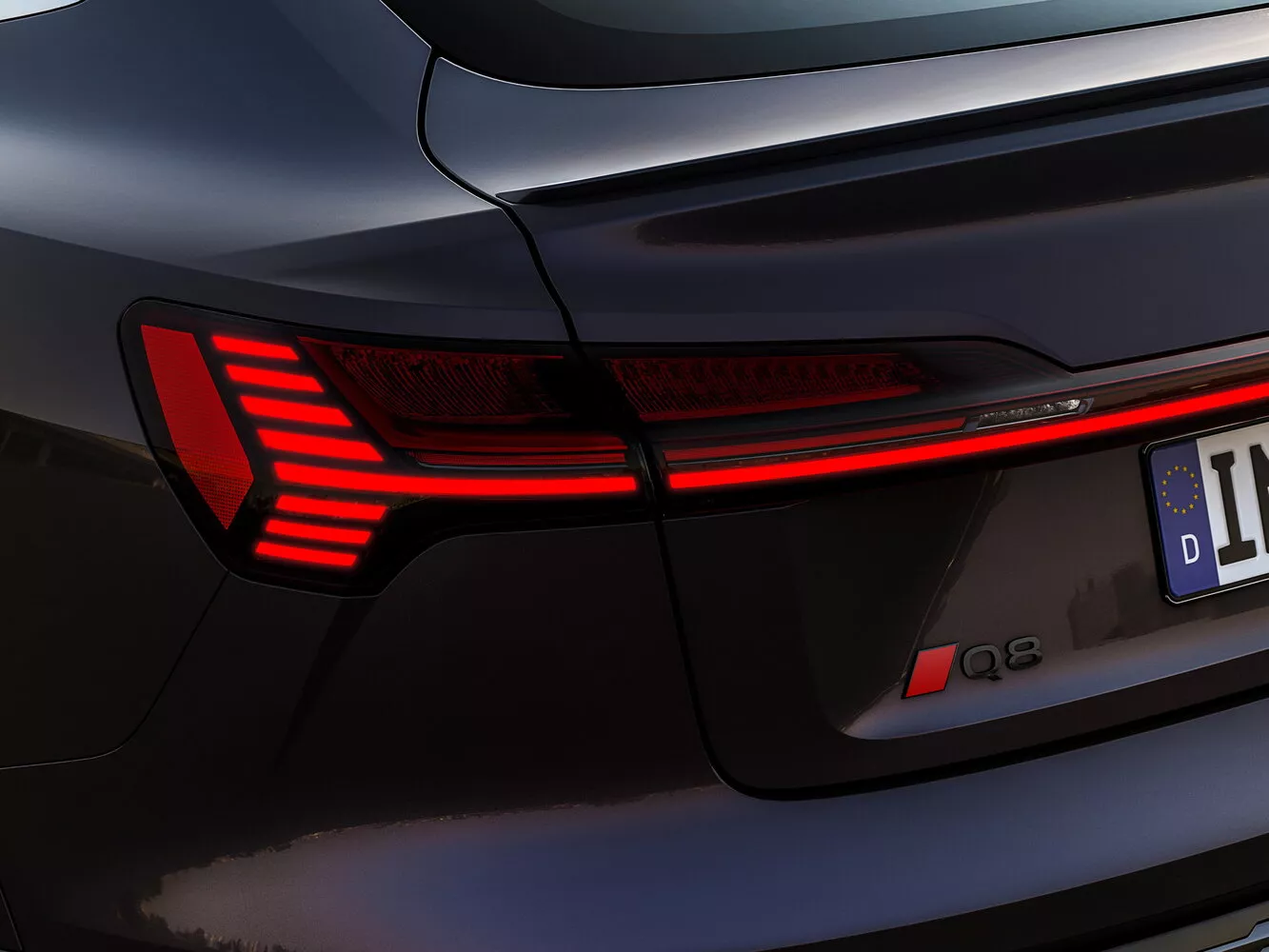 Фото задних фонорей Audi Q8 Sportback e-tron   2022 -  2024 
                                            