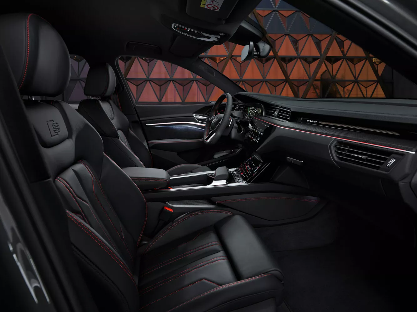 Фото салона спереди Audi Q8 Sportback e-tron   2022 -  2024 
                                            