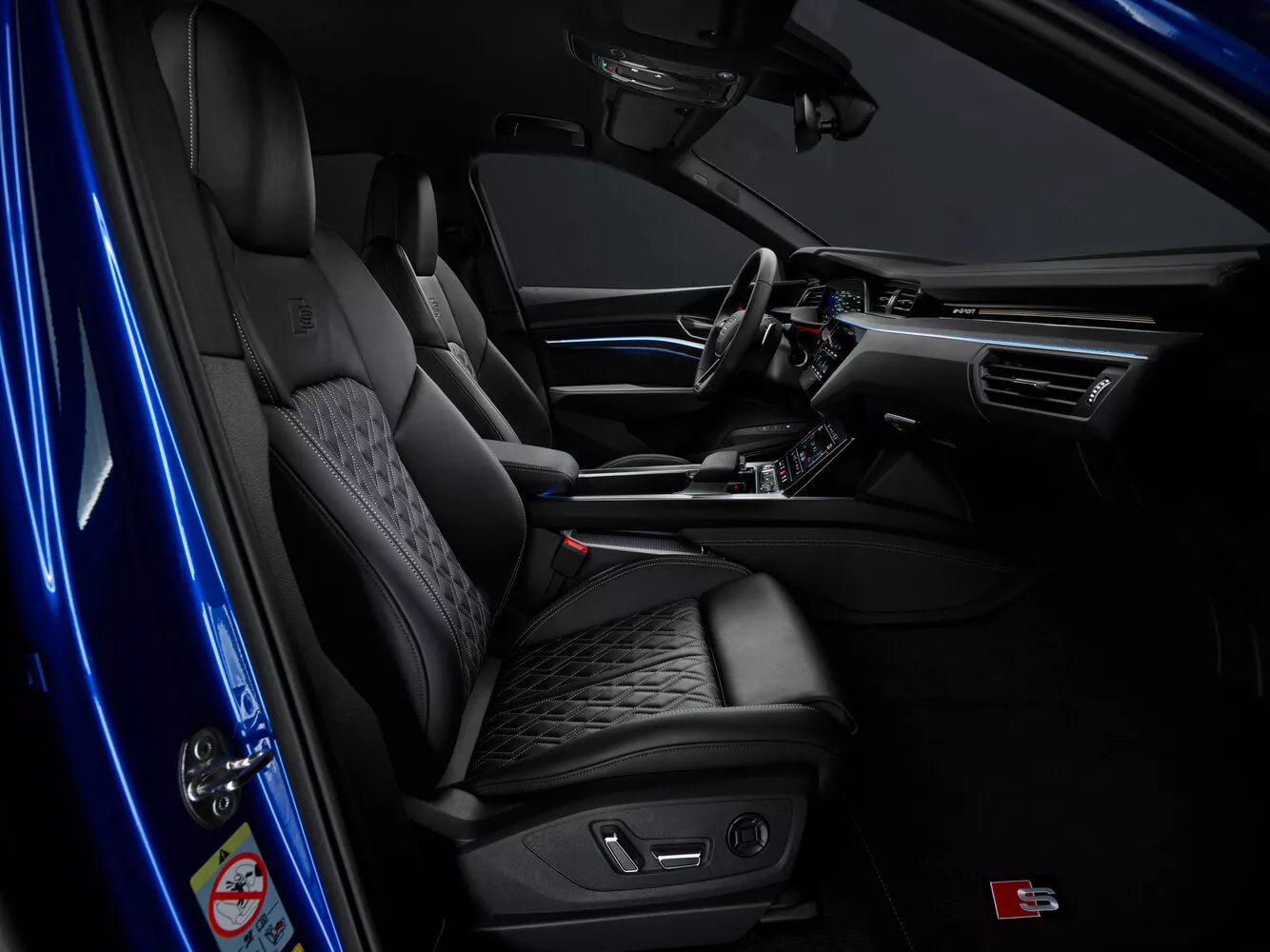Фото салона спереди Audi SQ8 e-tron   2022 -  2024 
                                            