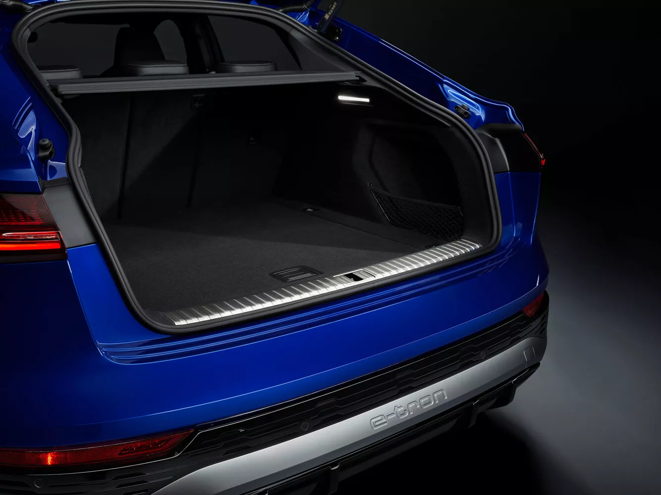 Фото багажника Audi SQ8 Sportback e-tron   2022 -  2024 
                                            