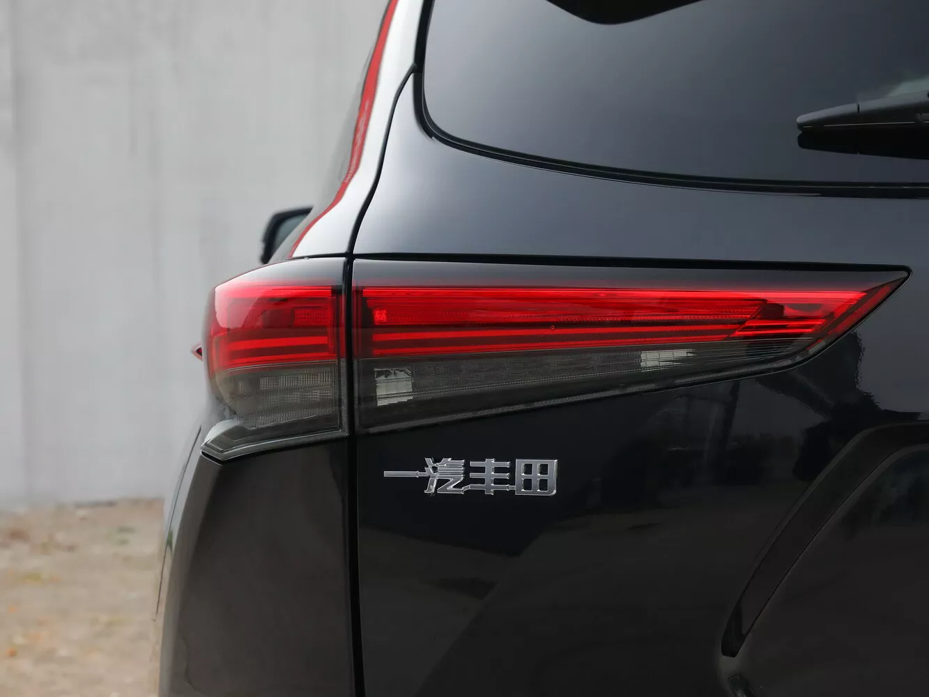 Фото задних фонорей Toyota Crown Kluger   2021 -  2024 
                                            