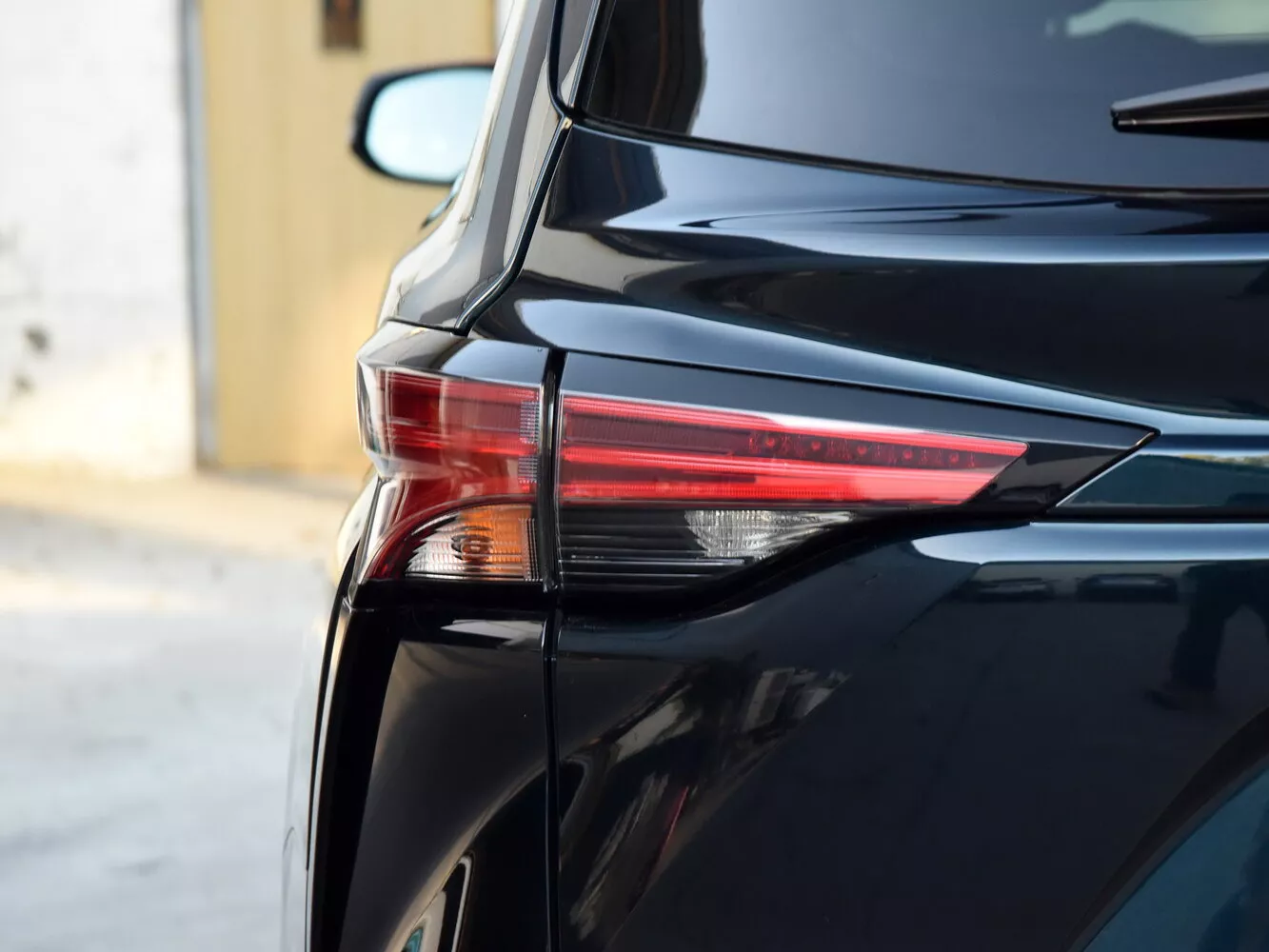 Фото задних фонорей Toyota Granvia  III 2021 -  2024 
                                            